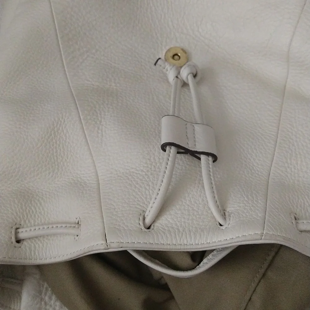 Chic White Leather Hobo Bag with Gold Accents - Picture 14 of 15